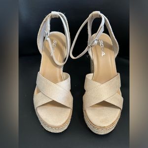 NWT Soda Basset platform wedge sandals Size 7.5